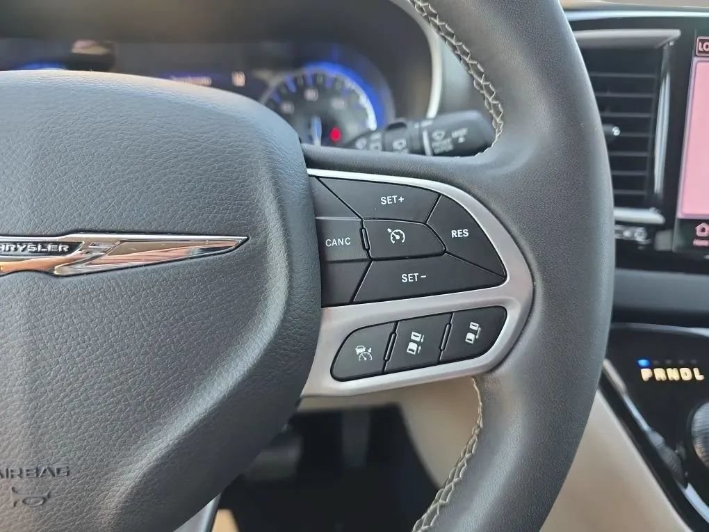 Used 2023 Chrysler Pacifica Touring-L FWD image 18