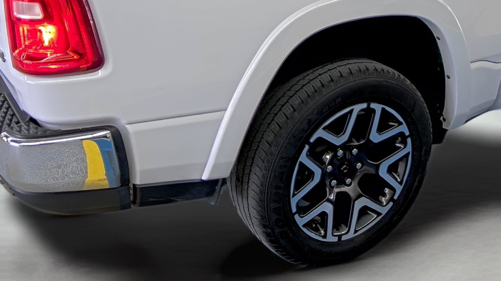 Used 2025 RAM 1500 Laramie AWD/4WD image 18