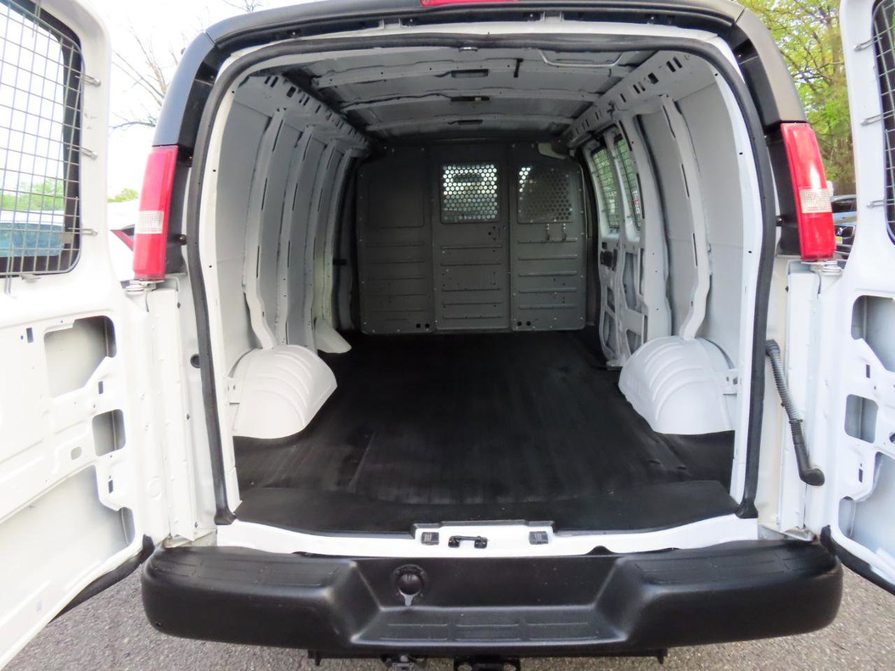 Used 2015 Chevrolet Express 2500 RWD image 13