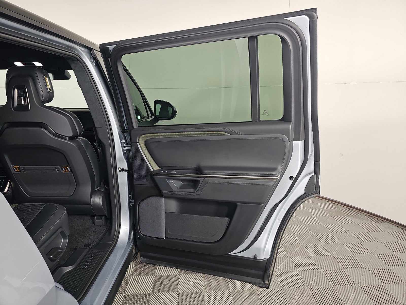 Used 2025 Rivian R1S Adventure image 19