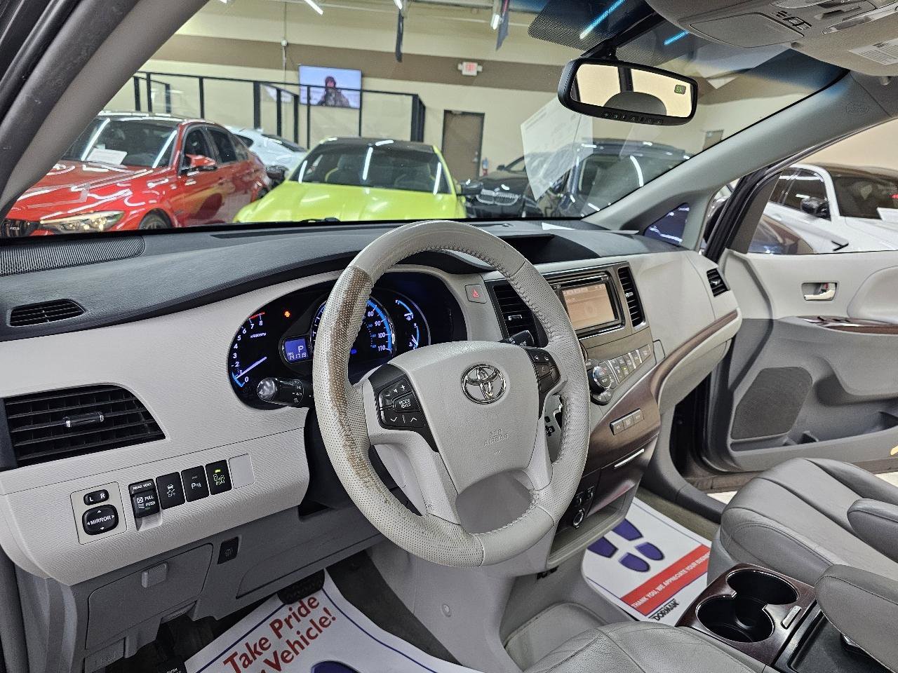 Used 2013 Toyota Sienna XLE image 21