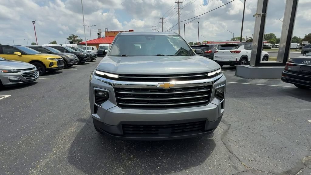 Used 2025 Chevrolet Traverse LT w/ Driver Confidence Package AWD/4WD image 3