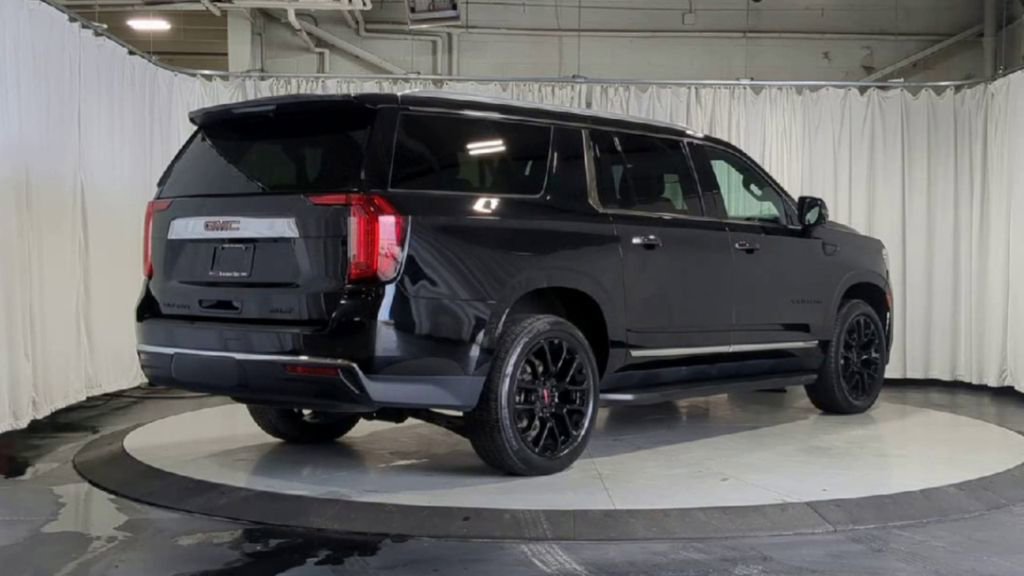 Used 2023 GMC Yukon XL SLT w/ SLT Premium Package image 8