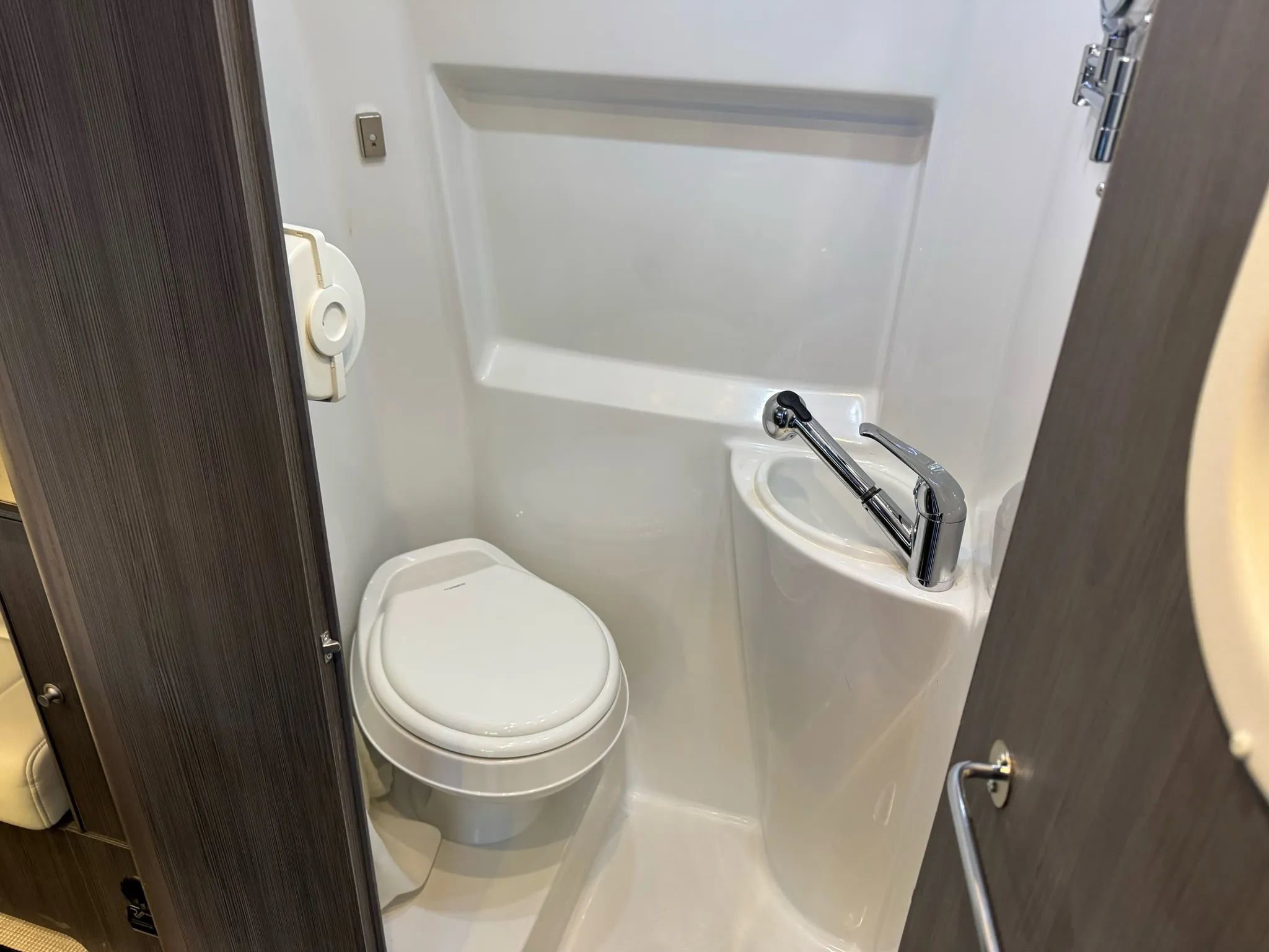 Used 2021 Mercedes-Benz Sprinter 2500 w/ Windows All Around Package image 28