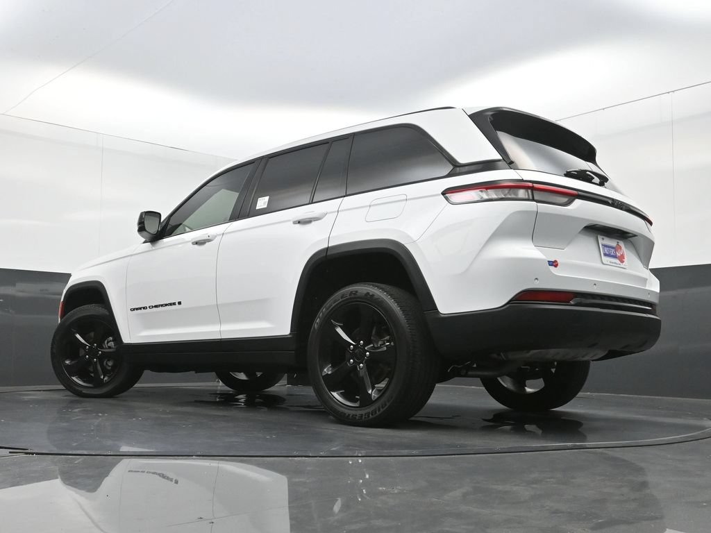 Used 2023 Jeep Grand Cherokee Altitude RWD image 30