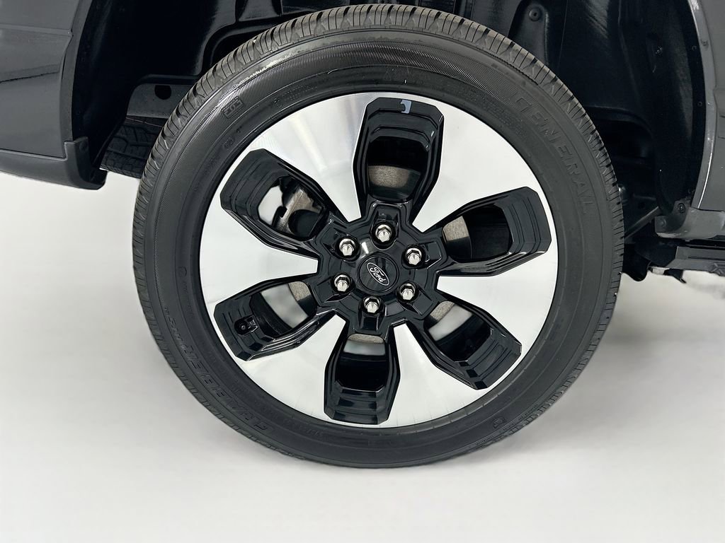 Used 2023 Ford F150 Lightning Platinum image 32