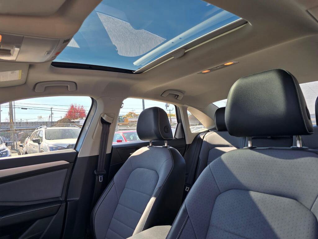 Used 2025 Volkswagen Jetta SE FWD image 21