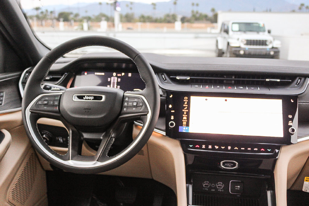 New 2027 Jeep Grand Cherokee Limited RWD image 14
