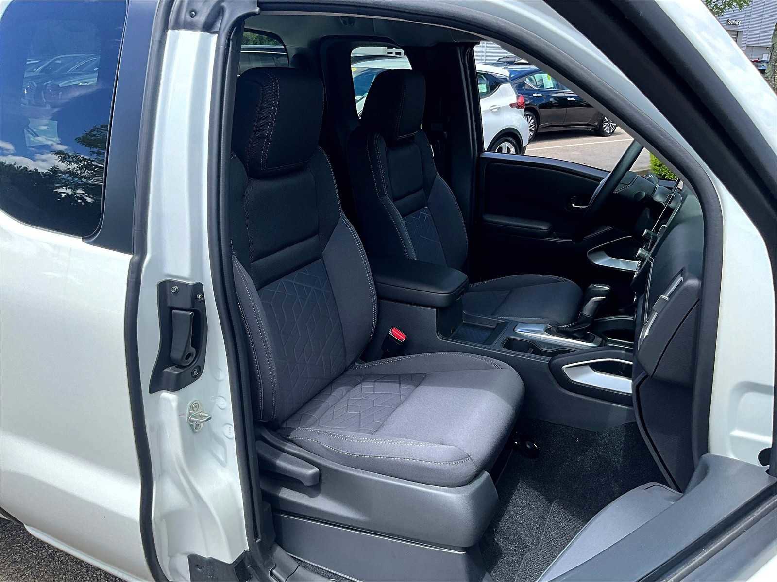 Used 2025 Nissan Frontier SV image 11