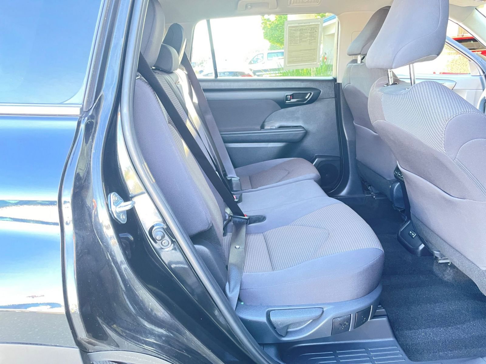 Used 2025 Toyota Highlander LE image 27