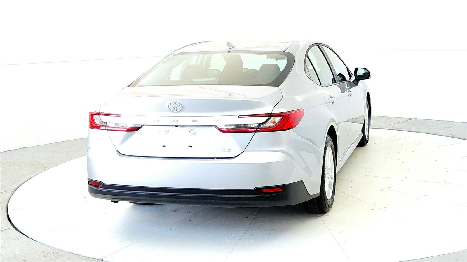 Used 2025 Toyota Camry LE image 5
