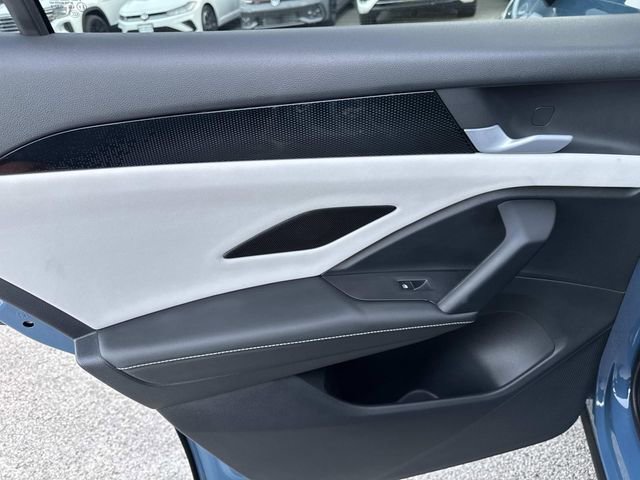 Used 2025 Volkswagen Tiguan SE w/ Panoramic Sunroof Package image 9