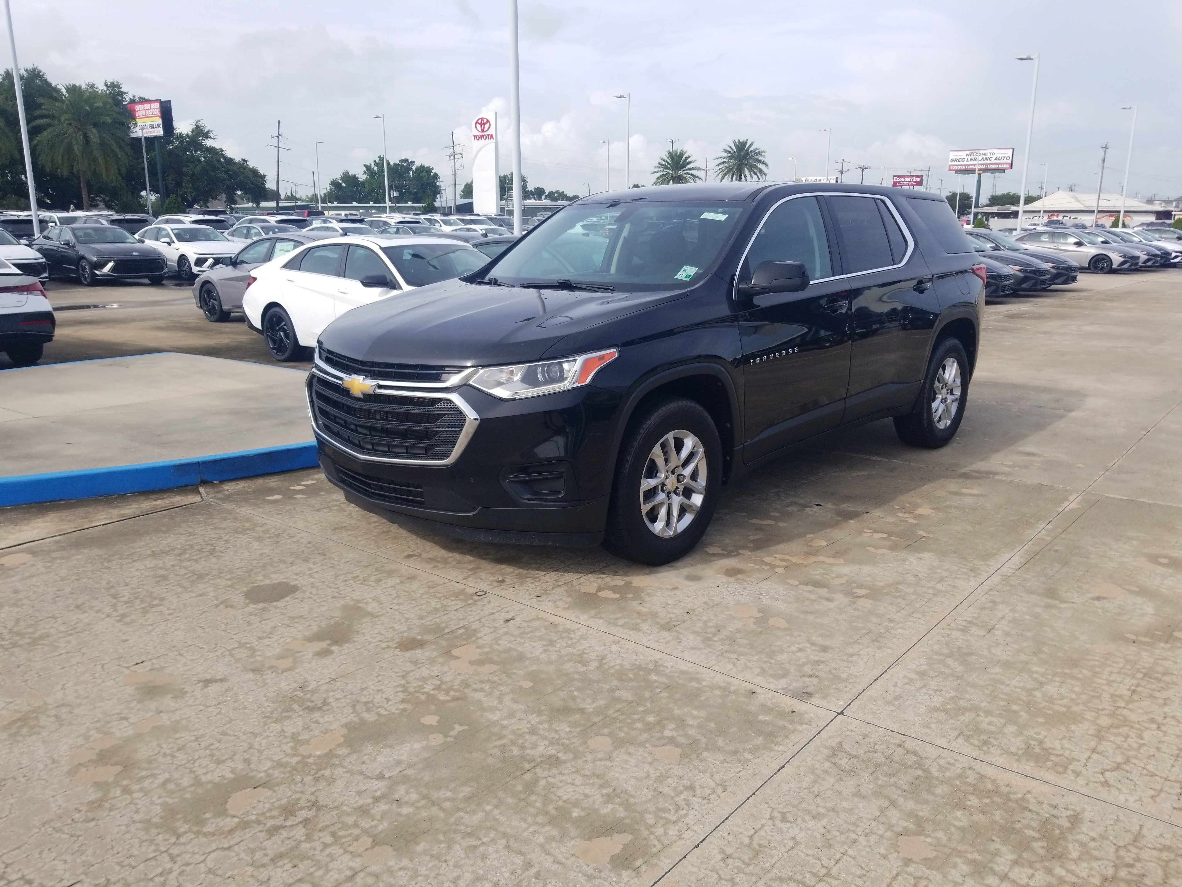 Used 2021 Chevrolet Traverse LS FWD image 3