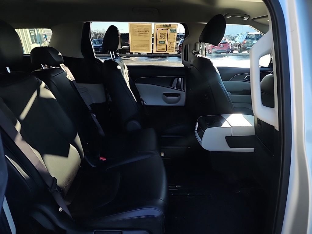 Used 2023 Kia Carnival LX image 27