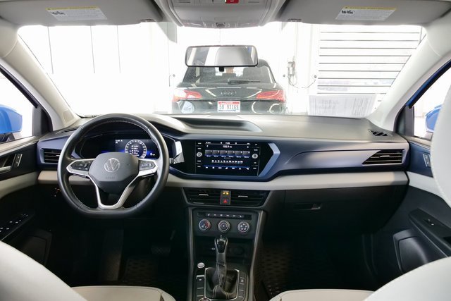 Used 2022 Volkswagen Taos SE w/ Panoramic Sunroof Package image 17