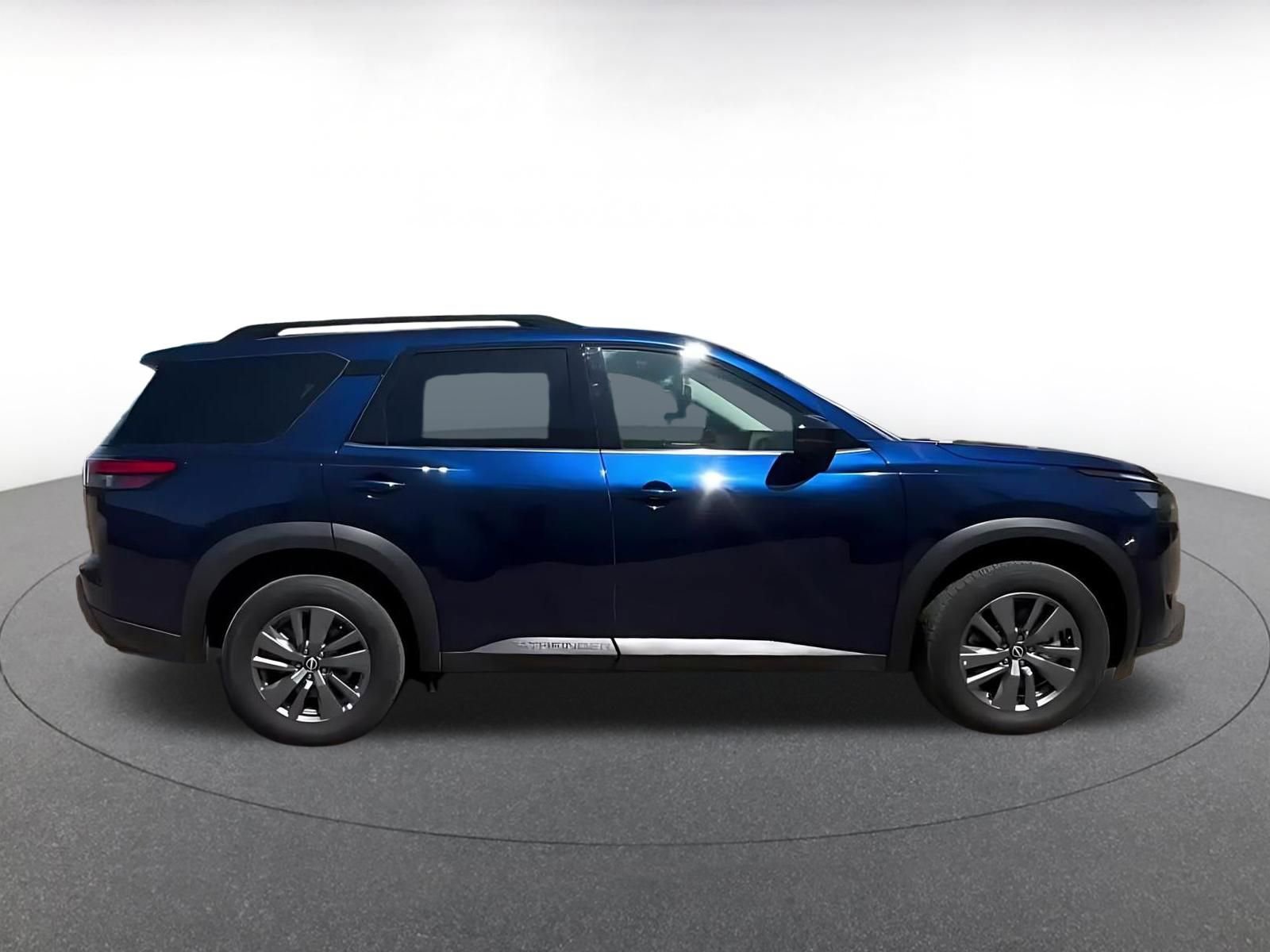 Used 2025 Nissan Pathfinder SV image 16