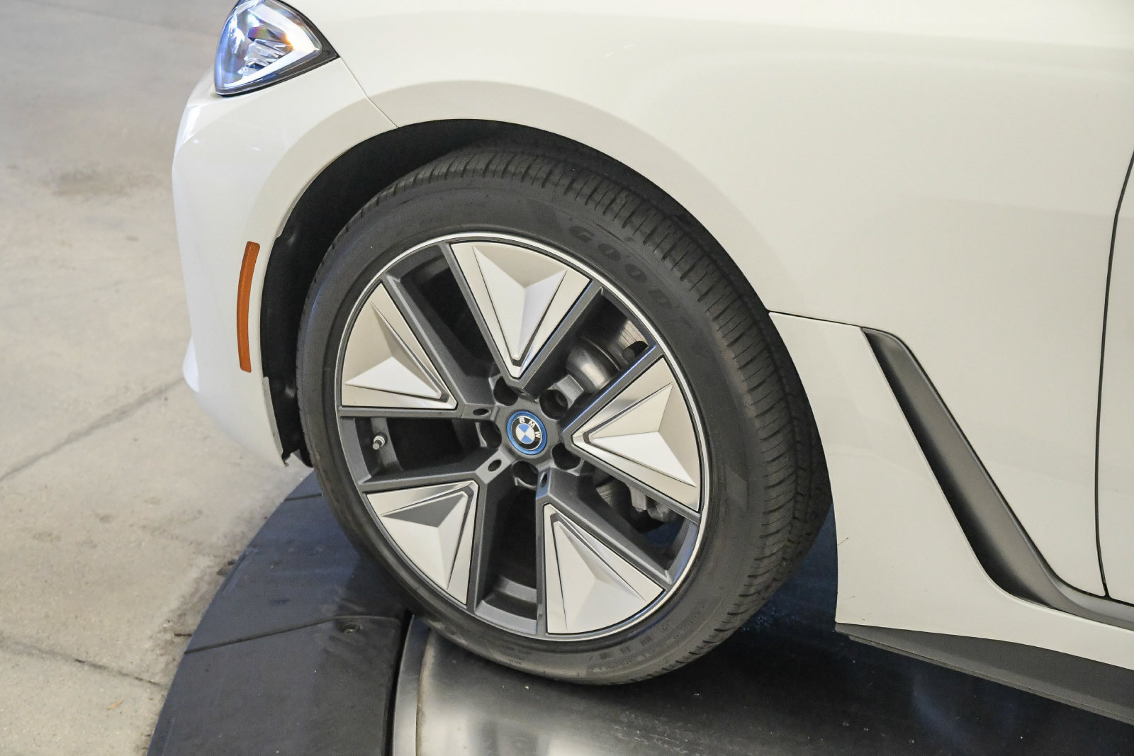 Certified 2023 BMW i4 eDrive35 RWD image 9