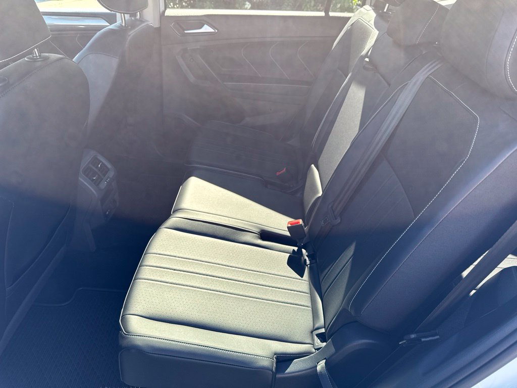 Used 2024 Volkswagen Tiguan SE w/ Panoramic Sunroof Package FWD image 25