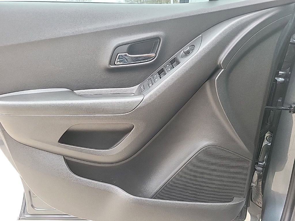 Used 2021 Chevrolet Trax LS image 25