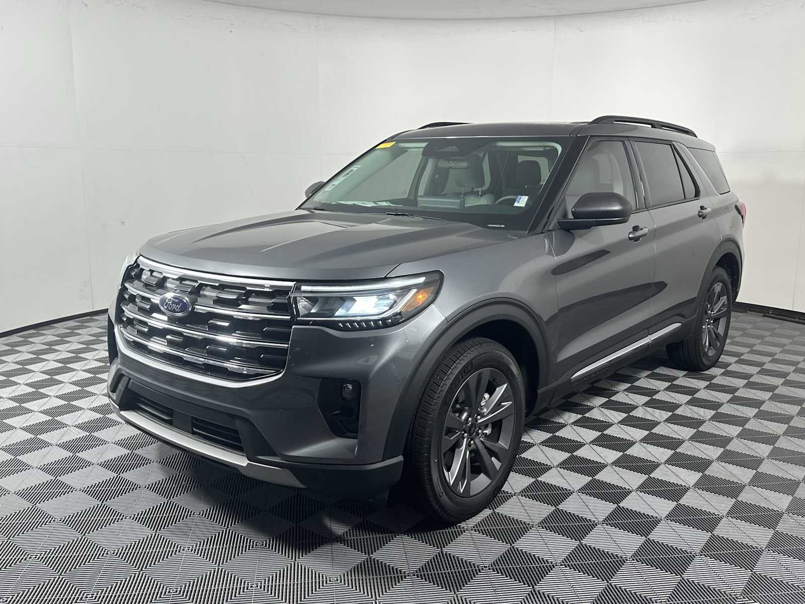 Used 2025 Ford Explorer Active w/ Active Comfort Package AWD/4WD image 3