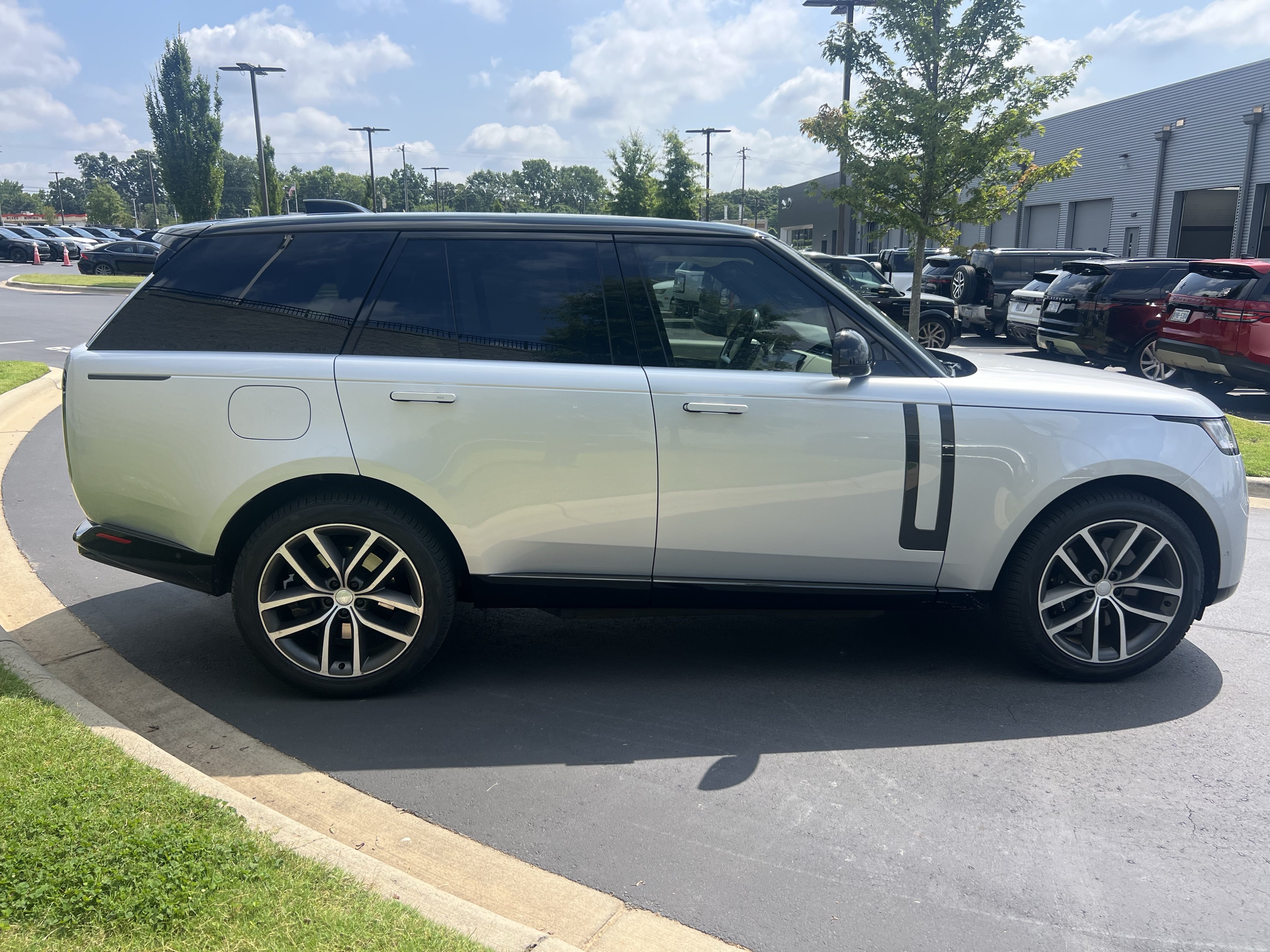Certified 2025 Land Rover Range Rover SE AWD/4WD image 8
