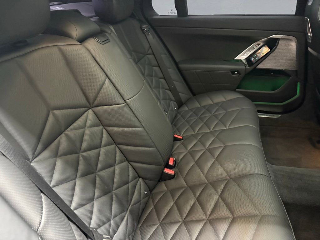 Used 2025 BMW 740i w/ Premium Package RWD image 61
