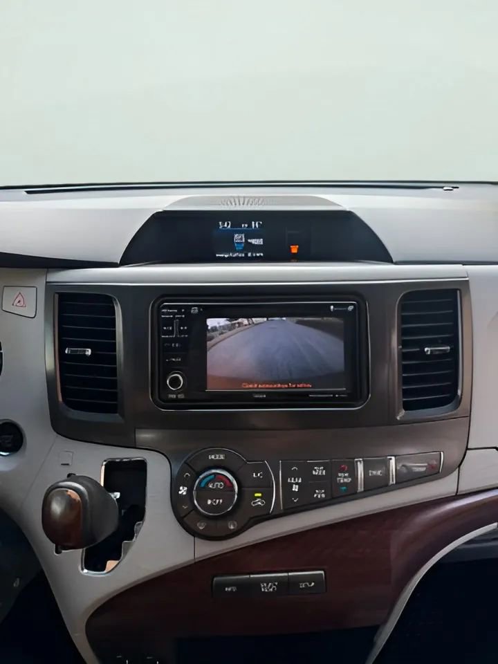 Used 2014 Toyota Sienna XLE image 35