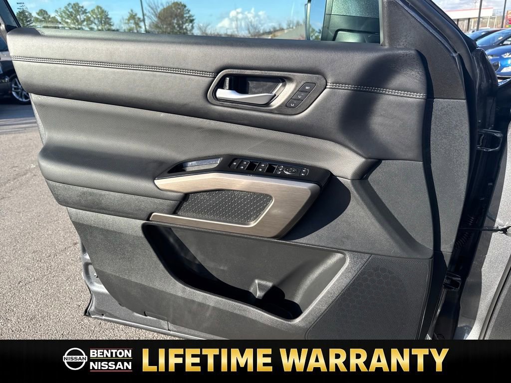 Certified 2025 Nissan Pathfinder Platinum w/ Black Appearance Package image 11