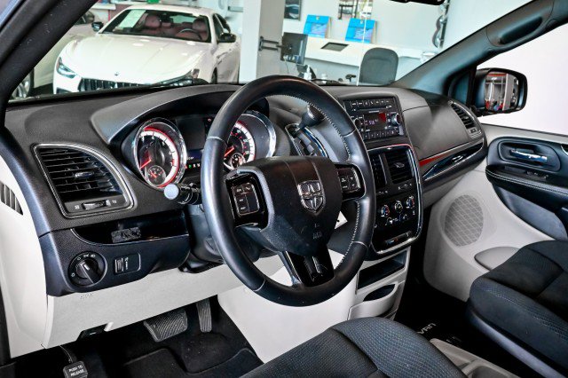 Used 2017 Dodge Grand Caravan SE FWD image 13