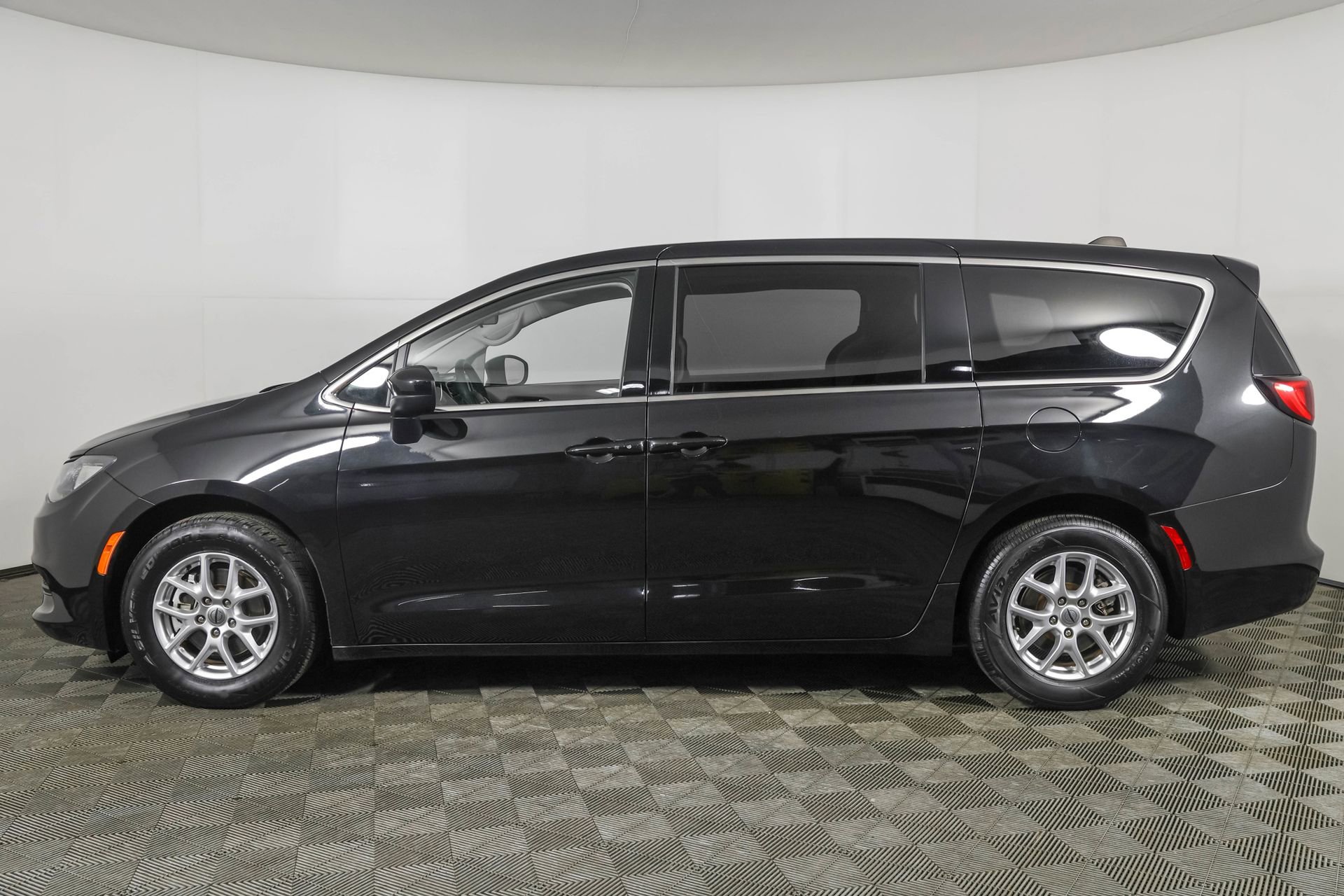 Used 2022 Chrysler Voyager LX image 19