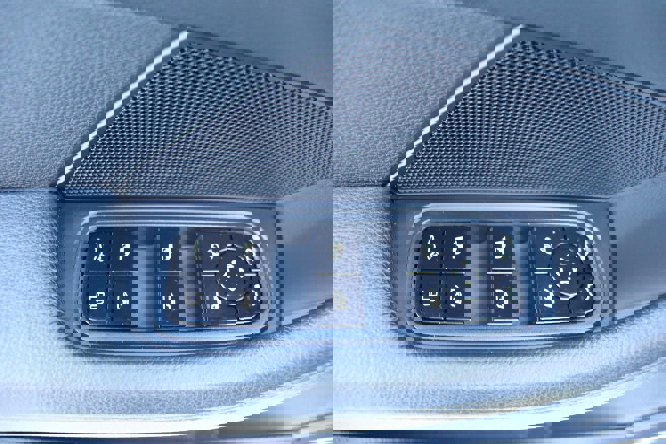 Used 2018 Porsche Panamera 4 w/ Premium Package Plus image 25