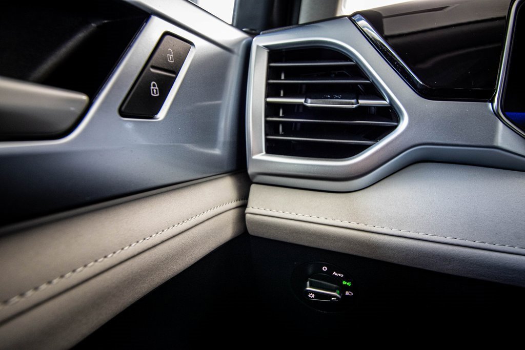 Certified 2025 Volkswagen Taos SE w/ Black Wheel Package image 31