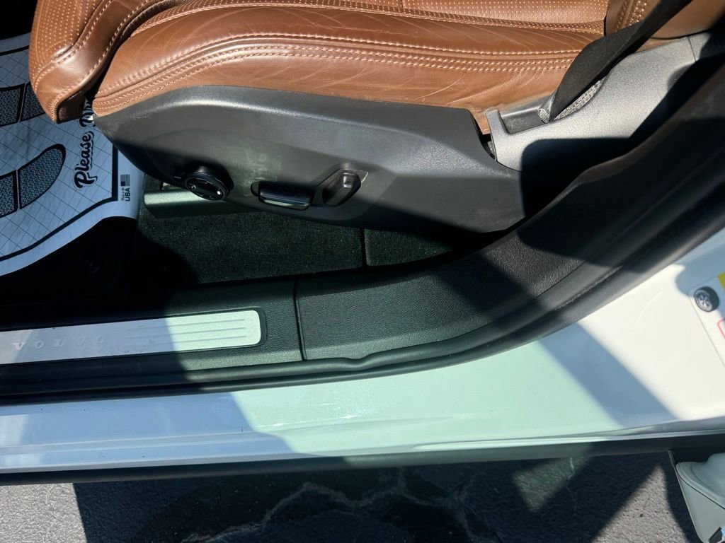 Used 2022 Volvo XC60 B6 Inscription w/ Advanced Package image 16