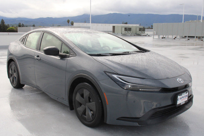 Used 2024 Toyota Prius LE image 2