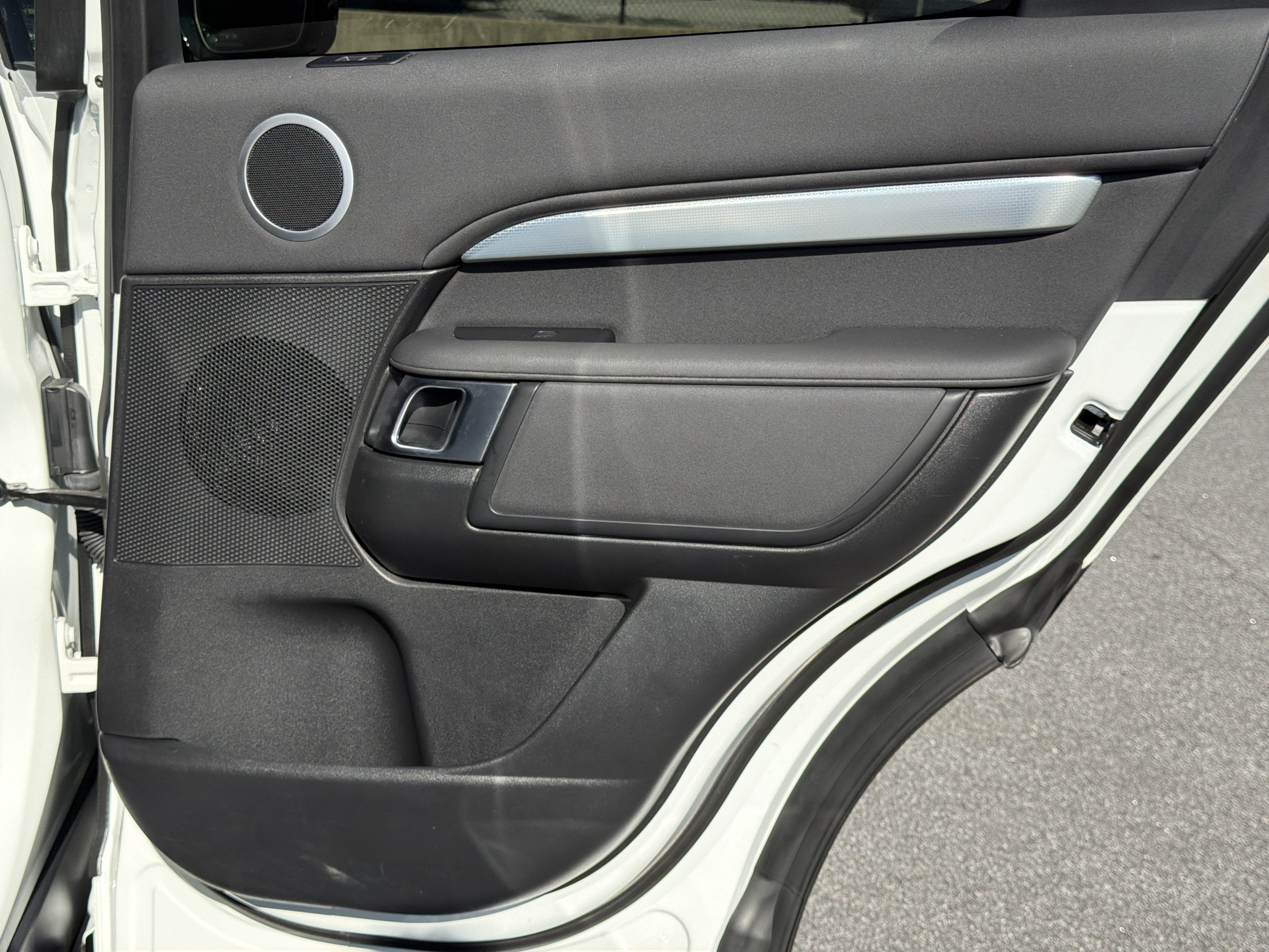 Used 2020 Land Rover Discovery Landmark AWD/4WD image 19