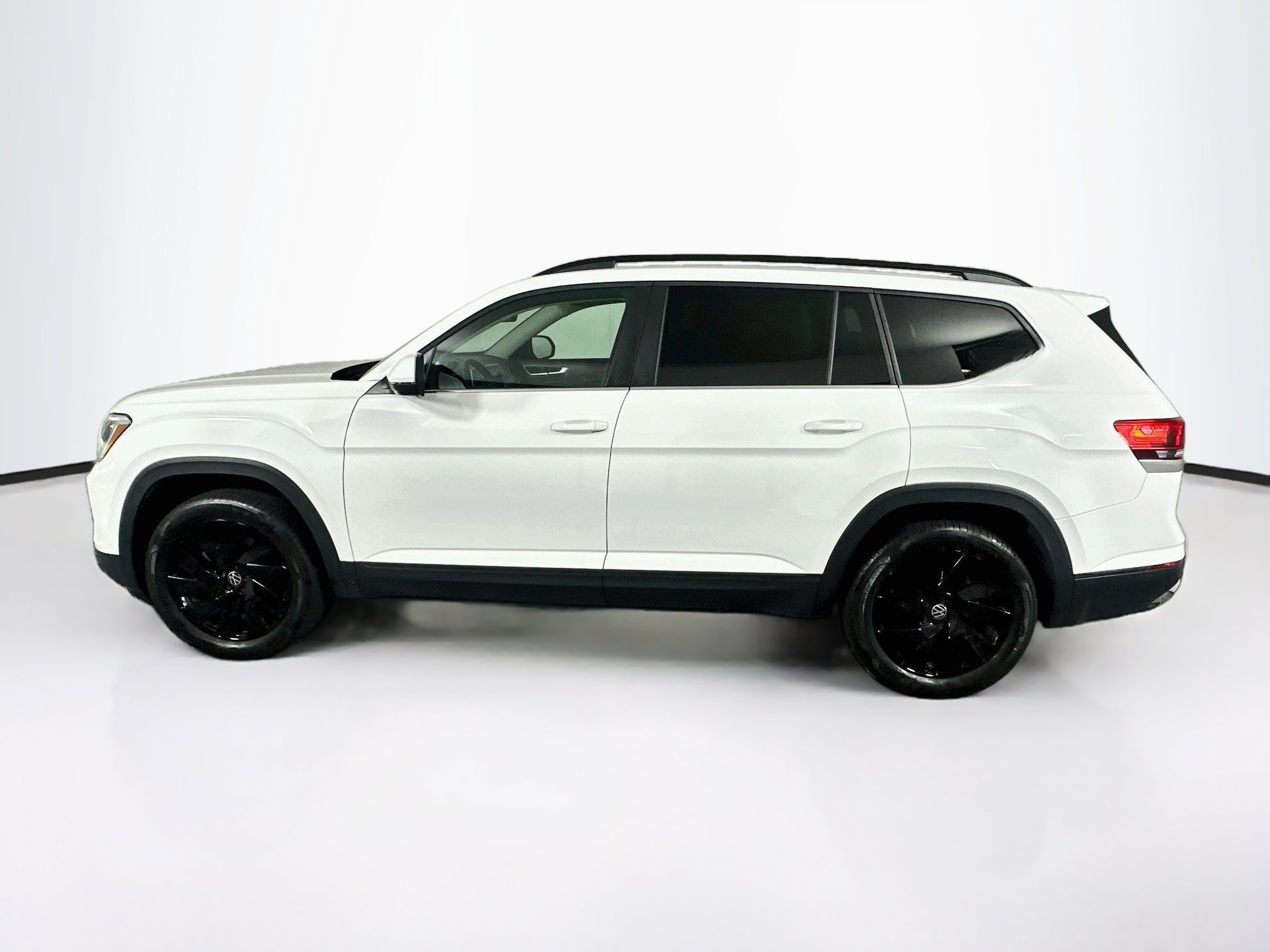 Used 2024 Volkswagen Atlas SE w/ Black Wheel Package FWD image 4