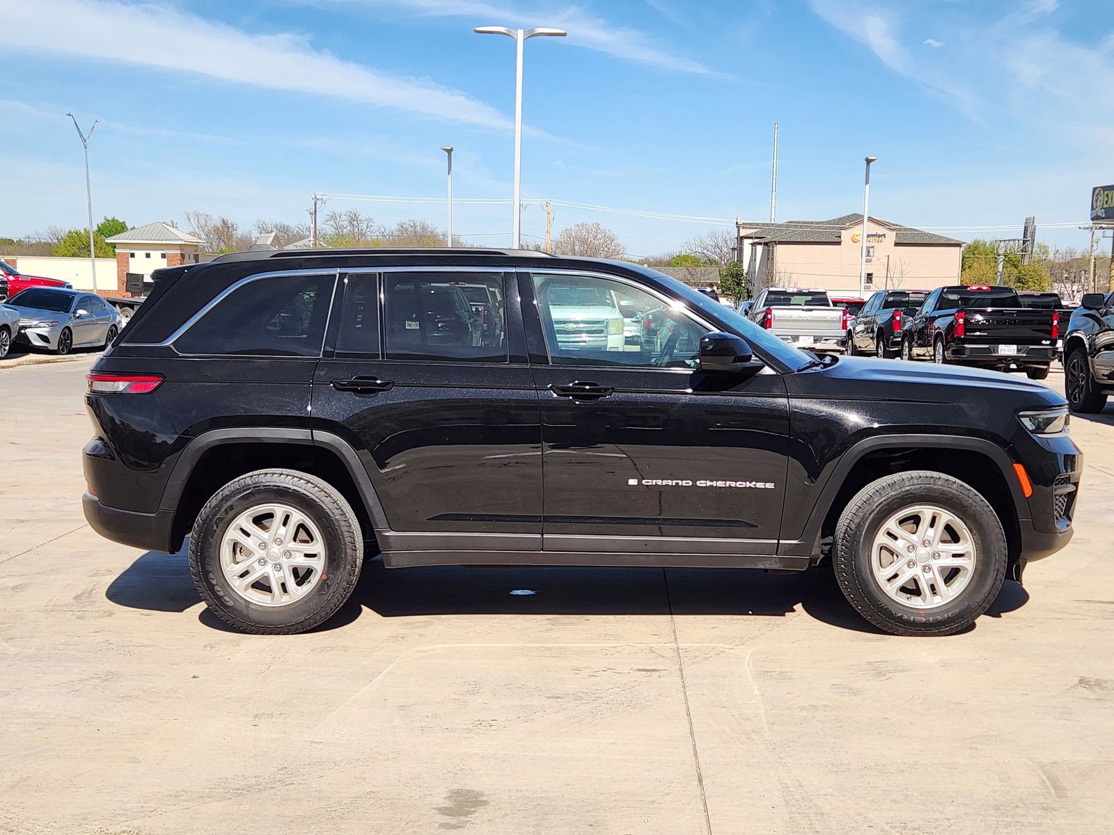 Used 2025 Jeep Grand Cherokee Laredo w/ Luxury Tech Group I image 7