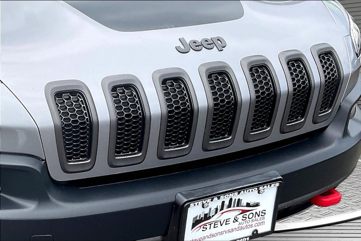 Used 2014 Jeep Cherokee Trailhawk w/ Comfort/Convenience Group AWD/4WD image 32