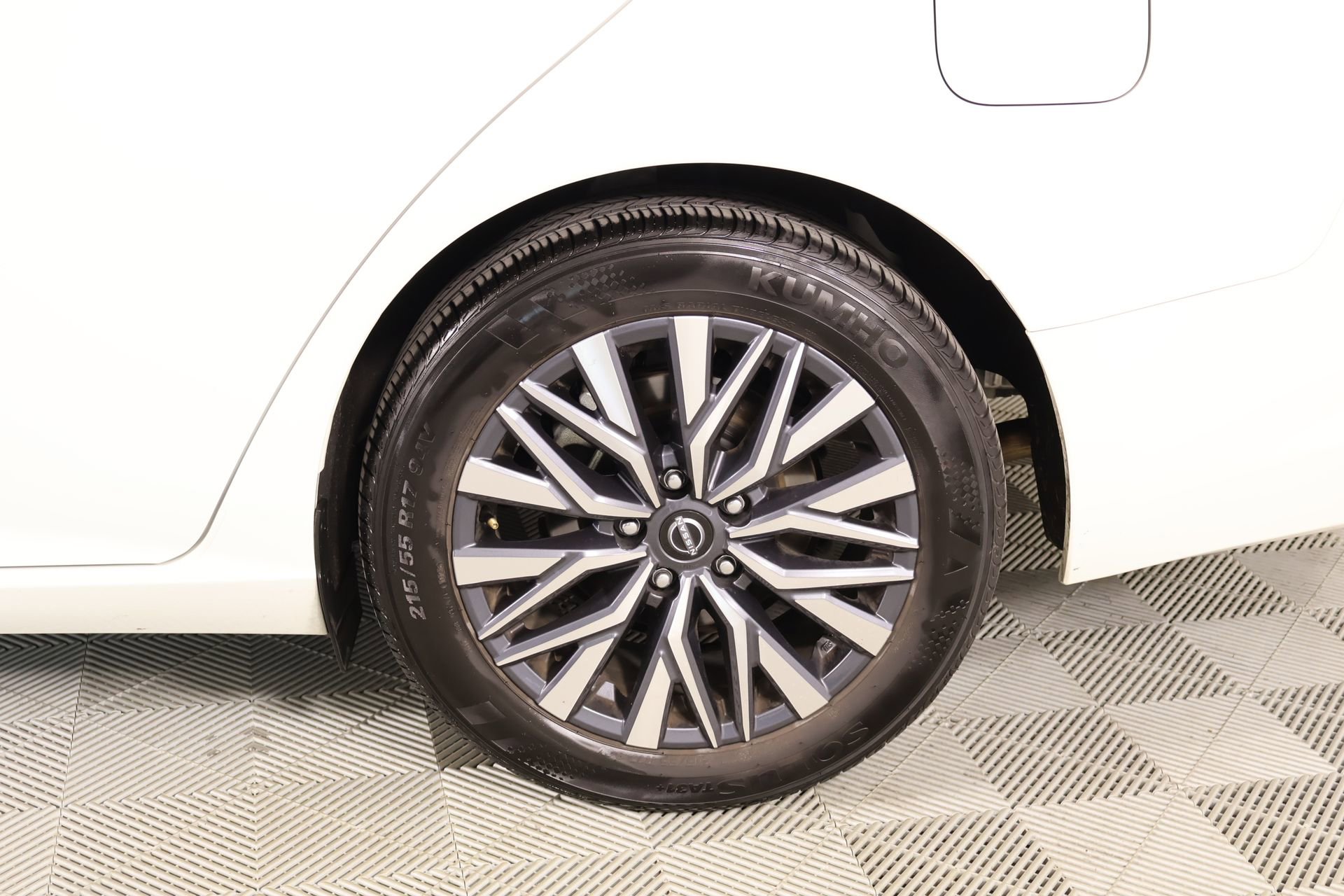 Used 2025 Nissan Altima 2.5 SV FWD image 17