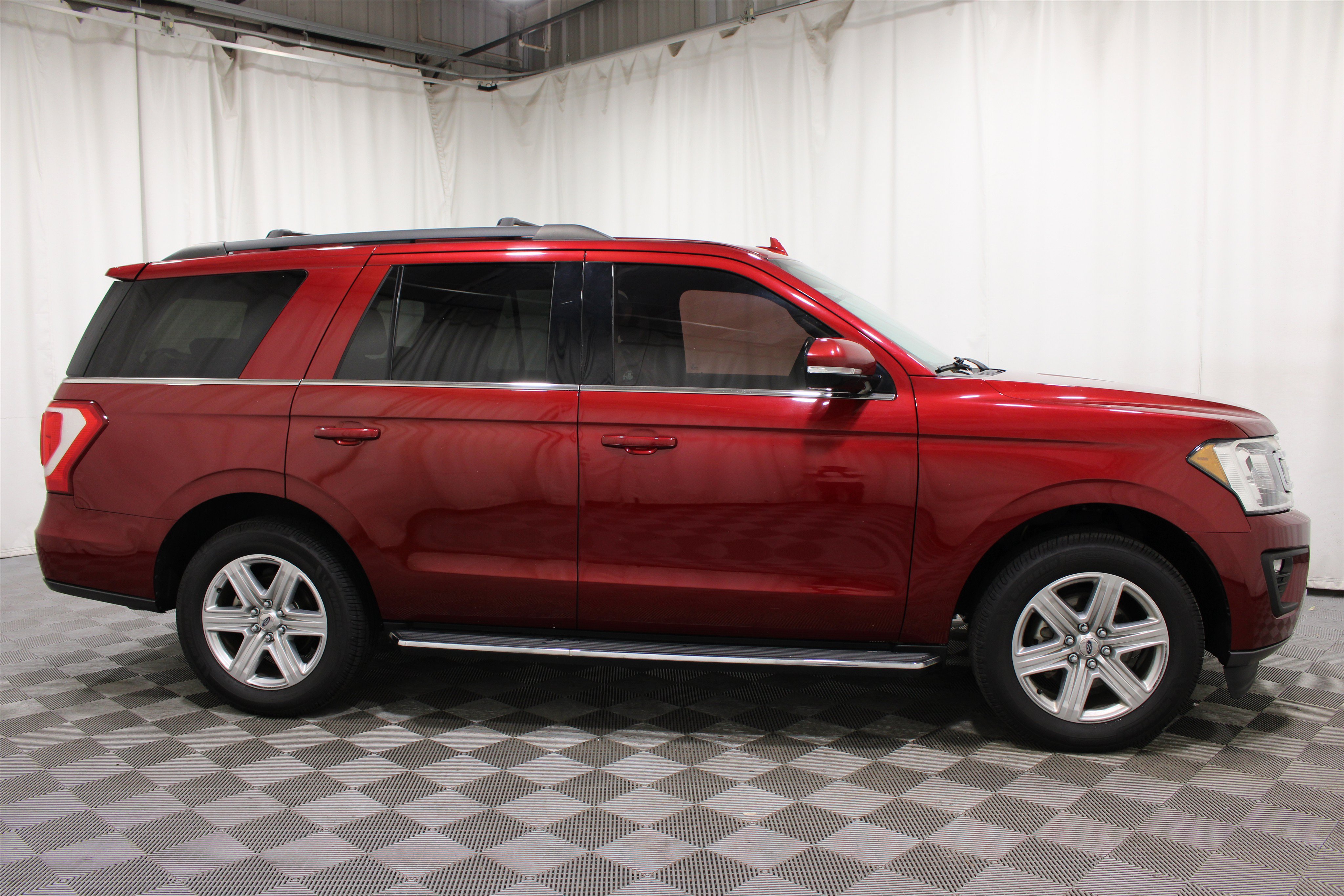 Used 2018 Ford Expedition XLT w/ Equipment Group 202A AWD/4WD image 32