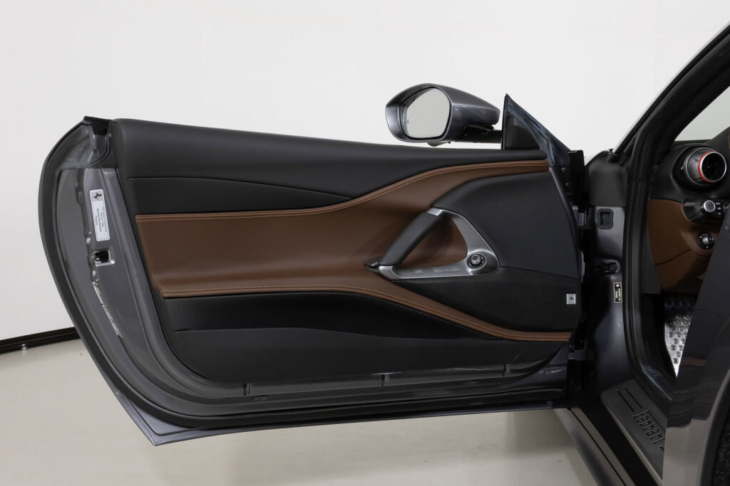 Used 2021 Ferrari 812 GTS image 30