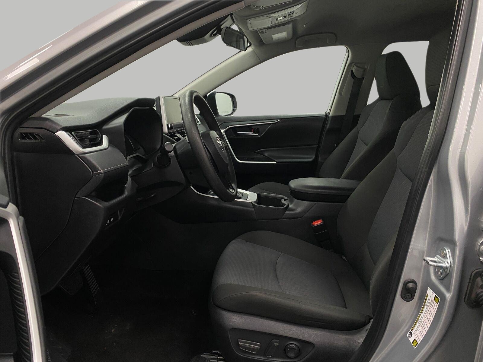 Used 2025 Toyota RAV4 XLE AWD/4WD image 27