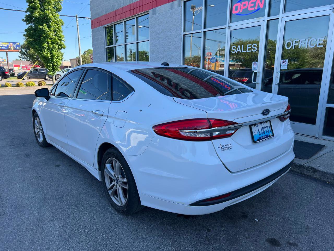 Used 2018 Ford Fusion SE FWD image 3