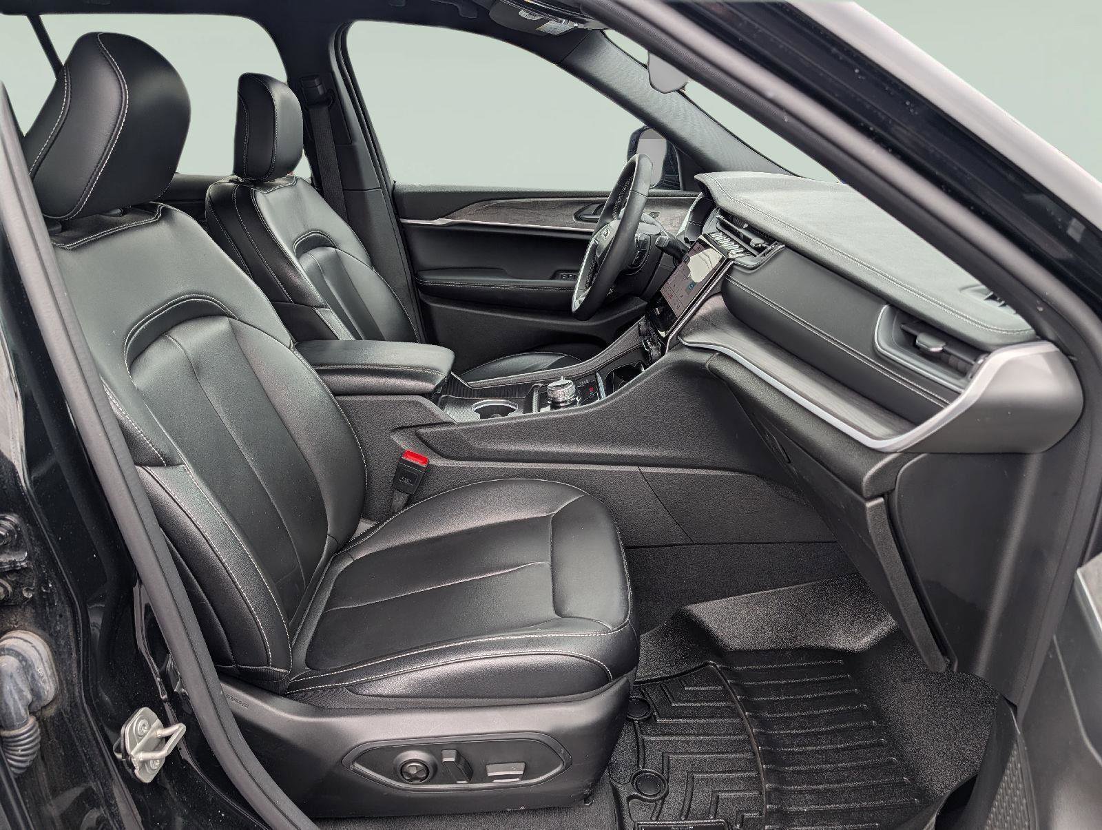 Used 2024 Jeep Grand Cherokee Limited w/ Black Appearance Package image 22