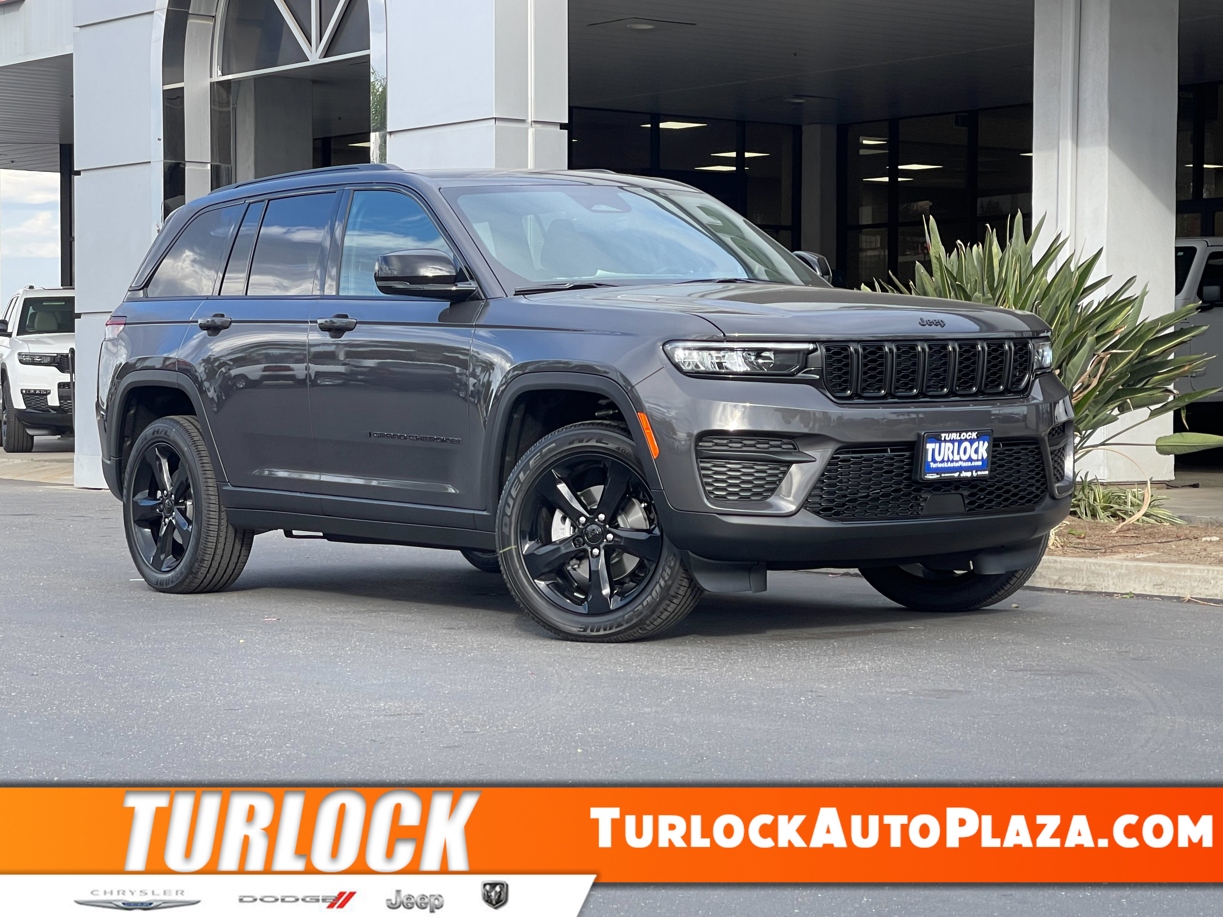 New 2025 Jeep Grand Cherokee Altitude image 1