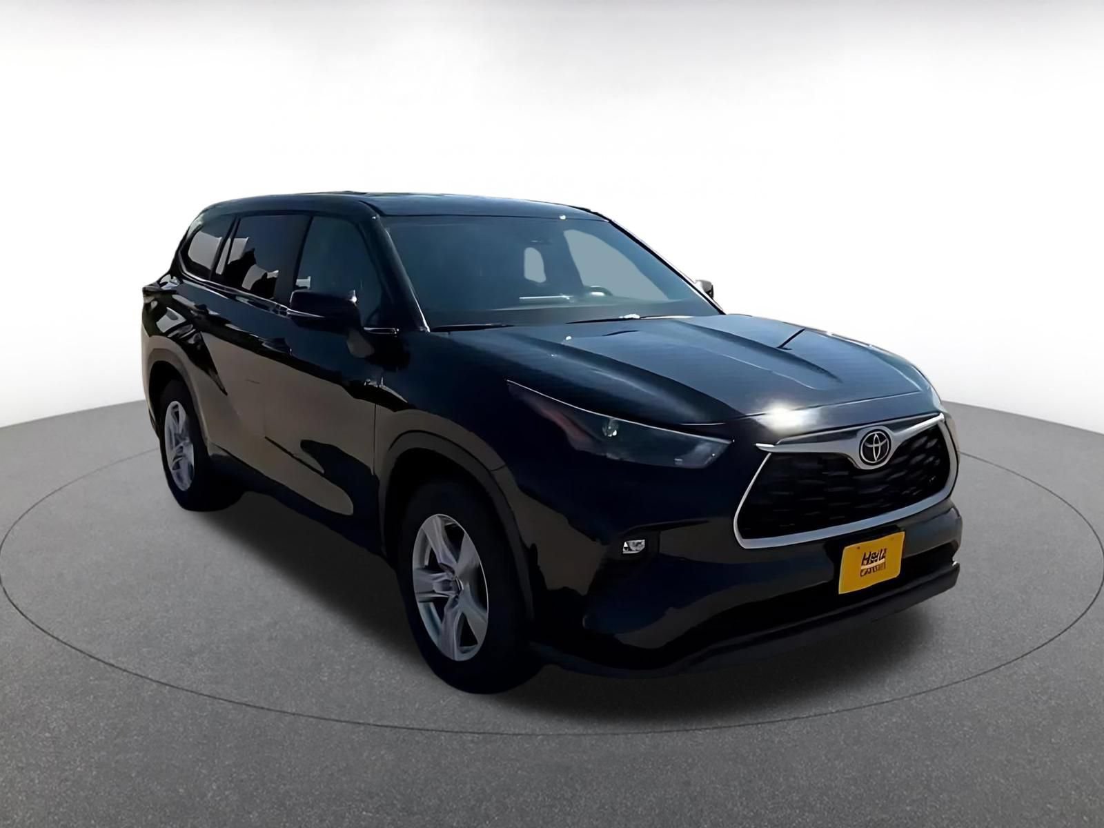 Used 2025 Toyota Highlander LE FWD image 3