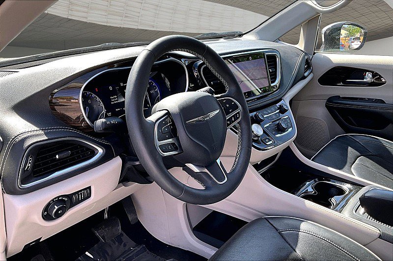 Used 2023 Chrysler Pacifica Limited image 13