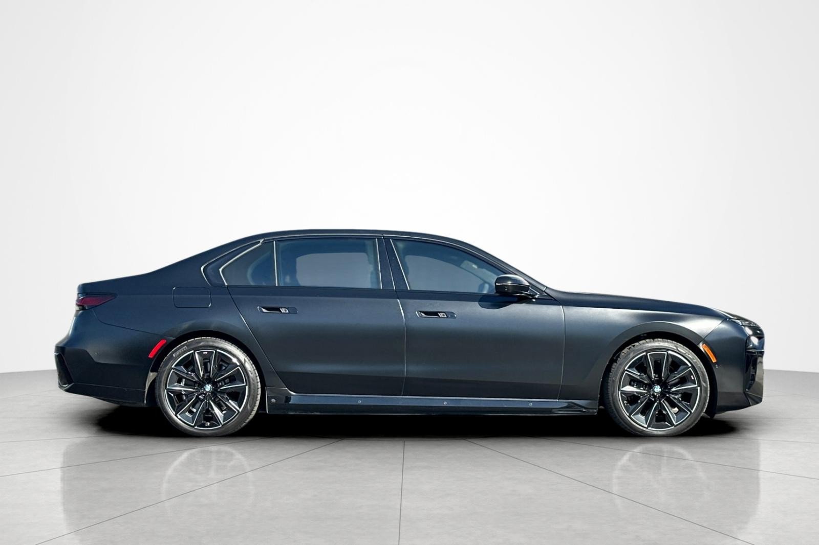 Used 2023 BMW i7 xDrive60 w/ Executive Package 2 AWD/4WD image 6