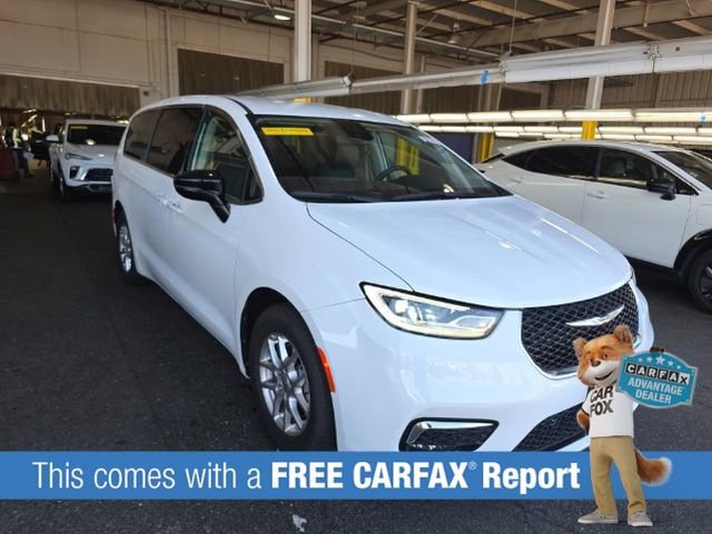 Used 2024 Chrysler Pacifica Touring-L FWD image 2