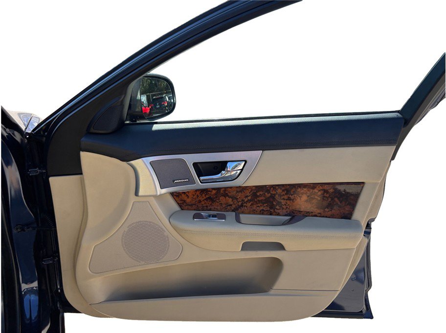 Used 2015 Jaguar XF Premium image 46